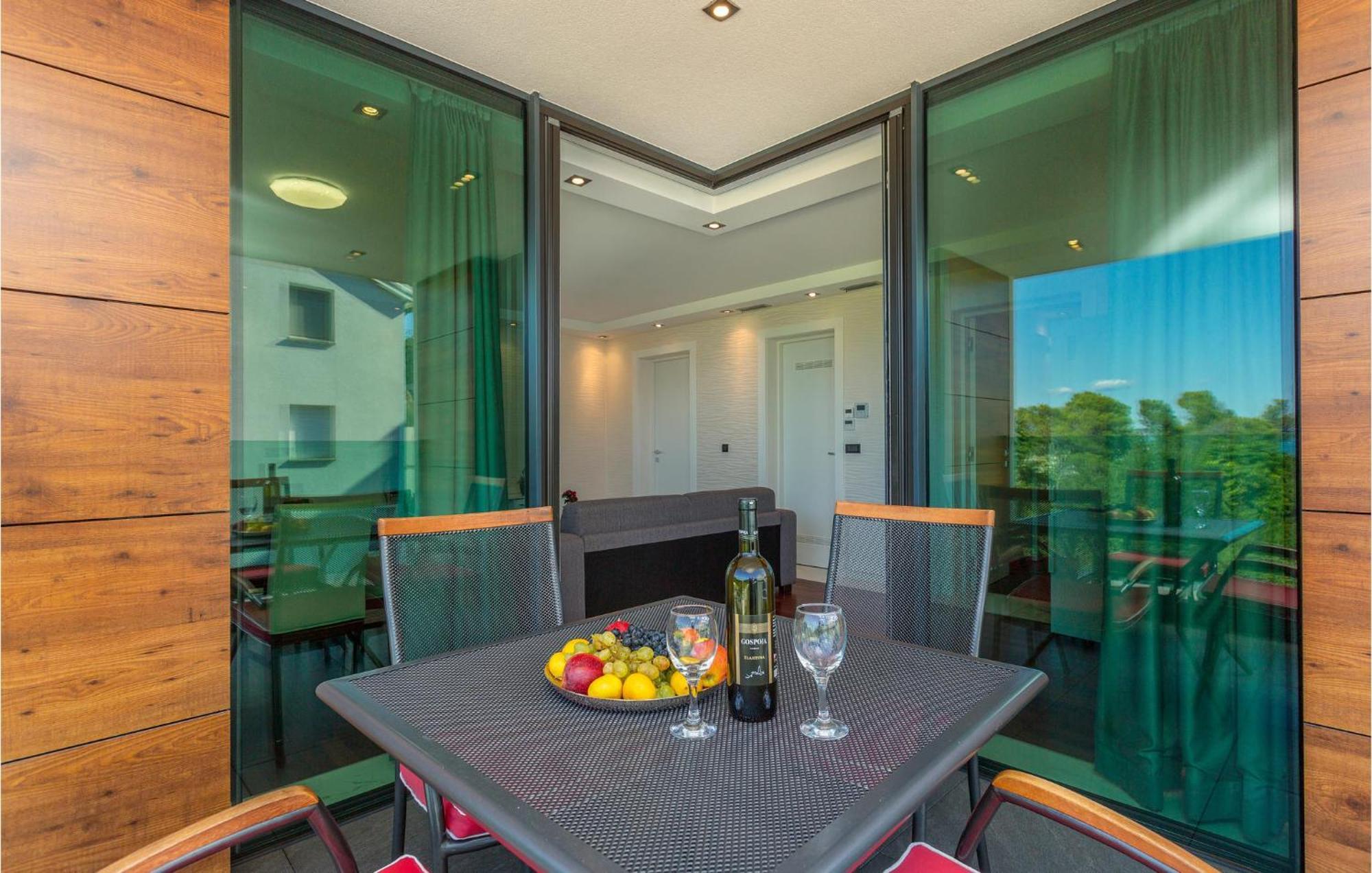 Stunning Apartment In Malinska With Kitchen Exterior foto
